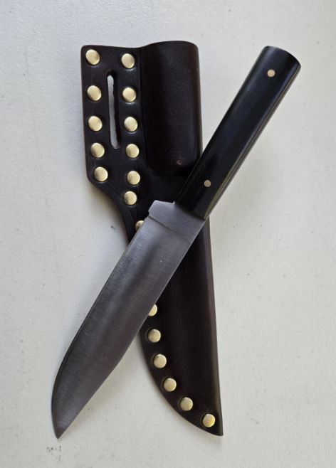 Horn Handle Hunter’s Knife with Leather Sheath